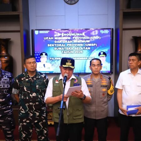 Gubernur Herman Deru Umumkan UMP Sumsel 2026 Naik 7,10 Persen Jadi Rp 3.942.963 Gubernur Sumatera Selatan H. Herman Deru saat mengumumkan Upah Minimum Provinsi (UMP) Sumsel Tahun 2026 sebesar Rp 3.942.963 dalam kegiatan di Griya Agung Palembang, Jumat (19/12/2025).