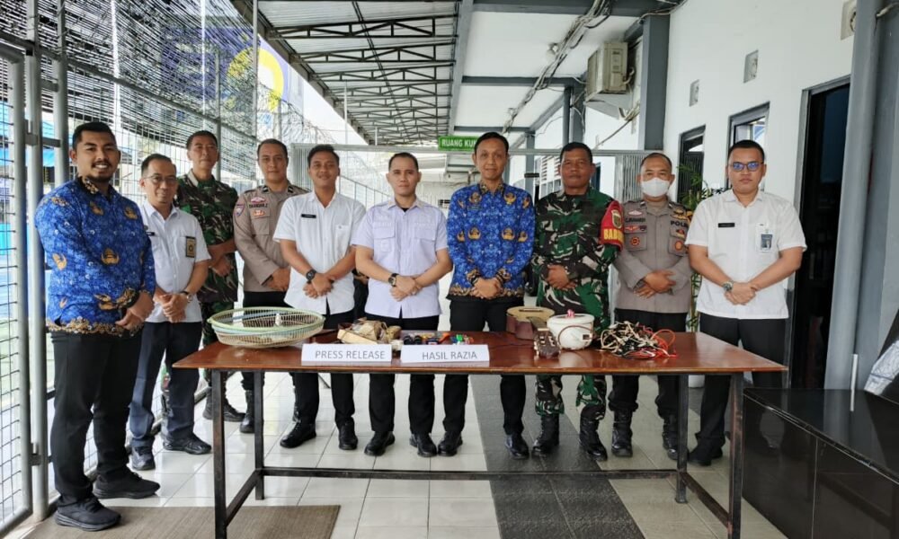 Petugas mengamankan barang-barang terlarang hasil Razia Gabungan yang digelar Rutan Kelas I Palembang sebagai bentuk komitmen menjaga integritas pemasyarakatan.