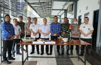 Petugas mengamankan barang-barang terlarang hasil Razia Gabungan yang digelar Rutan Kelas I Palembang sebagai bentuk komitmen menjaga integritas pemasyarakatan.