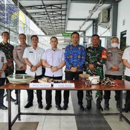 Petugas mengamankan barang-barang terlarang hasil Razia Gabungan yang digelar Rutan Kelas I Palembang sebagai bentuk komitmen menjaga integritas pemasyarakatan.