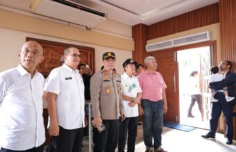 Wali Kota Palembang Ratu Dewa bersama Forkopimda meninjau pelaksanaan misa malam Natal 2025 di Gereja HKBP dan Gereja Hati Kudus Palembang, Rabu (24/12/2025).