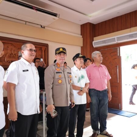 Wali Kota Palembang Ratu Dewa bersama Forkopimda meninjau pelaksanaan misa malam Natal 2025 di Gereja HKBP dan Gereja Hati Kudus Palembang, Rabu (24/12/2025).