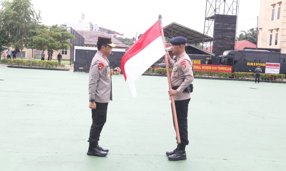 Kapolda Sumsel Irjen Pol Andi Rian R Djajadi memimpin upacara pelepasan 100 personel Satbrimob Polda Sumsel di Makosat Brimob, Jumat (26/12/2025).