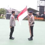 Kapolda Sumsel Irjen Pol Andi Rian R Djajadi memimpin upacara pelepasan 100 personel Satbrimob Polda Sumsel di Makosat Brimob, Jumat (26/12/2025).