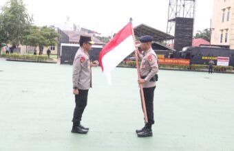 Kapolda Sumsel Irjen Pol Andi Rian R Djajadi memimpin upacara pelepasan 100 personel Satbrimob Polda Sumsel di Makosat Brimob, Jumat (26/12/2025).