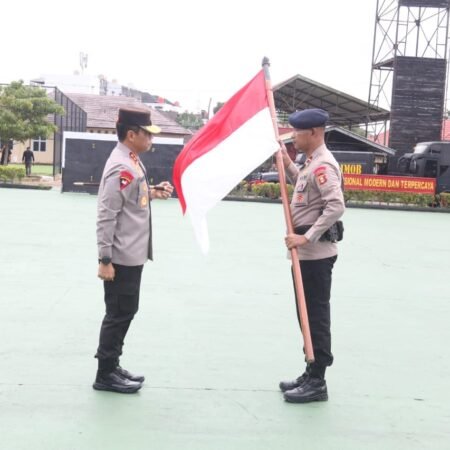 Polda Sumsel Berangkatkan 100 Personel Brimob Bantu Penanganan Pasca Bencana di Aceh Kapolda Sumsel Irjen Pol Andi Rian R Djajadi memimpin upacara pelepasan 100 personel Satbrimob Polda Sumsel di Makosat Brimob, Jumat (26/12/2025).