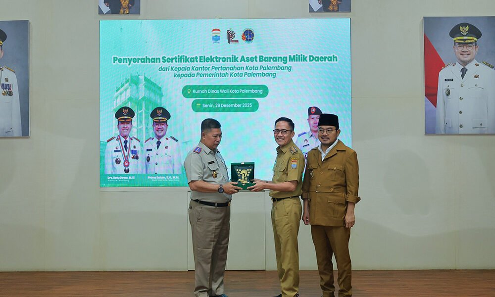 Walikota Palembang Ratu Dewa didampingi Wakil Walikota Prima Salam menerima 30 Sertifikat Elektronik Aset Barang Milik Daerah dari Kepala Kantor Pertanahan (BPN) Kota Palembang Zamili, A.Ptnh., S.H., M.H., di Rumah Dinas Walikota Palembang, Senin (29/12).