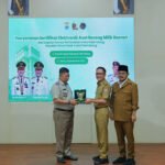 Walikota Palembang Ratu Dewa didampingi Wakil Walikota Prima Salam menerima 30 Sertifikat Elektronik Aset Barang Milik Daerah dari Kepala Kantor Pertanahan (BPN) Kota Palembang Zamili, A.Ptnh., S.H., M.H., di Rumah Dinas Walikota Palembang, Senin (29/12).