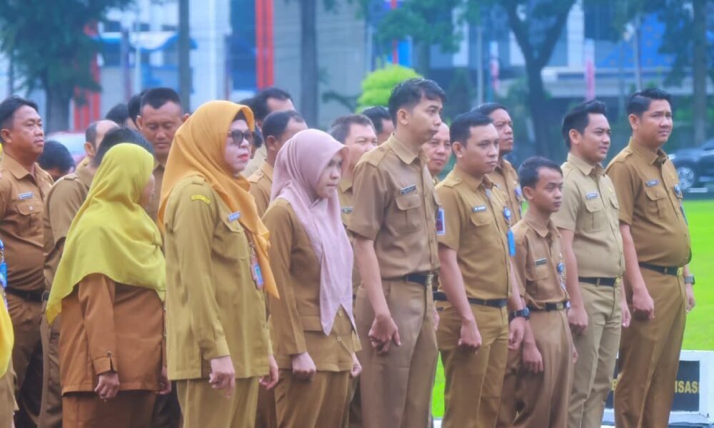 Suasana Apel Penutup Tahun 2025 Pemprov Sumsel yang dipimpin Sekda Edward Candra, menjadi penanda kesiapan ASN memasuki tahun 2026 dengan disiplin dan tanggung jawab.
