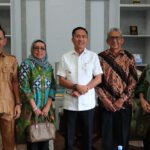 Di tengah agenda padat, Walikota Palembang Ratu Dewa tetap meluangkan waktu menerima silaturahmi dari berbagai pihak di Rumah Dinas Walikota Palembang.