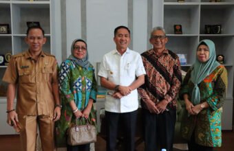 Di tengah agenda padat, Walikota Palembang Ratu Dewa tetap meluangkan waktu menerima silaturahmi dari berbagai pihak di Rumah Dinas Walikota Palembang.
