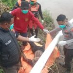 Tim SAR Gabungan mengevakuasi jenazah Herman (32) yang ditemukan mengapung di Sungai Siguci, Kecamatan Cempaka, OKU Timur, Selasa (30/12/2025).
