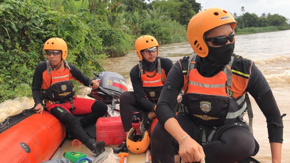 Tim SAR gabungan melakukan pencarian korban hilang tenggelam di Sungai Siguci, OKU Timur, usai perahu getek mati mesin dan terbalik.