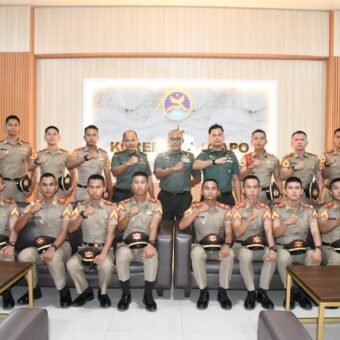 Komandan Korem 044/Garuda Dempo Brigjen TNI Adri Koesdyanto menerima audiensi Taruna Akademi Militer di Makorem 044/Gapo, Jalan Jenderal Sudirman Km. 4, Kota Palembang, Selasa (30/12/2025).