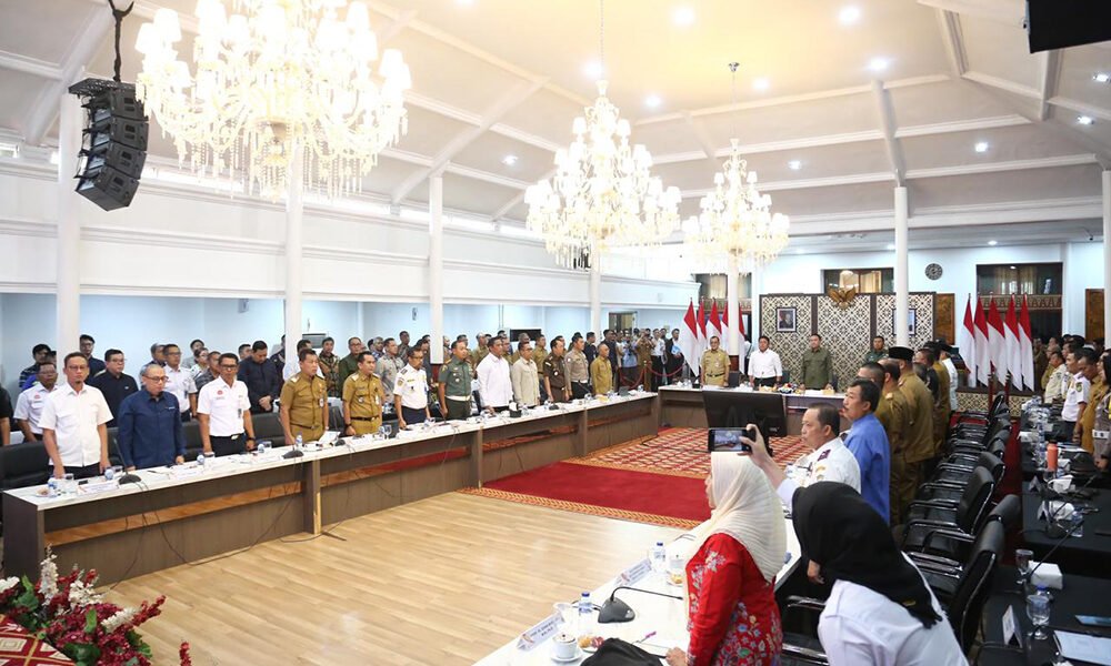 Gubernur Sumatera Selatan Herman Deru memimpin Rakor kesiapan pemberlakuan angkutan batubara wajib menggunakan jalan khusus bersama Forkopimda dan kepala daerah se-Sumsel di Griya Agung, Selasa (30/12/2025).