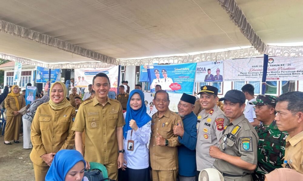 Bupati OKI Muchendi Mahzareki bersama jajaran BPJS Kesehatan dan pemerintah kecamatan saat meninjau Pelayanan Terpadu BPJS Kesehatan di Kecamatan Pedamaran Timur, sebagai upaya memastikan seluruh warga terlindungi JKN.