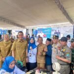 Bupati OKI Muchendi Mahzareki bersama jajaran BPJS Kesehatan dan pemerintah kecamatan saat meninjau Pelayanan Terpadu BPJS Kesehatan di Kecamatan Pedamaran Timur, sebagai upaya memastikan seluruh warga terlindungi JKN.