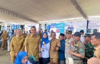 Bupati OKI Muchendi Mahzareki bersama jajaran BPJS Kesehatan dan pemerintah kecamatan saat meninjau Pelayanan Terpadu BPJS Kesehatan di Kecamatan Pedamaran Timur, sebagai upaya memastikan seluruh warga terlindungi JKN.