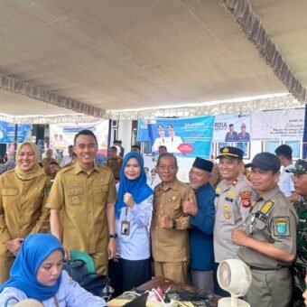 Pemkab OKI Pastikan 100 Persen Warga Terlindungi JKN Melalui Pelayanan Terpadu di Kecamatan Bupati OKI Muchendi Mahzareki bersama jajaran BPJS Kesehatan dan pemerintah kecamatan saat meninjau Pelayanan Terpadu BPJS Kesehatan di Kecamatan Pedamaran Timur, sebagai upaya memastikan seluruh warga terlindungi JKN.