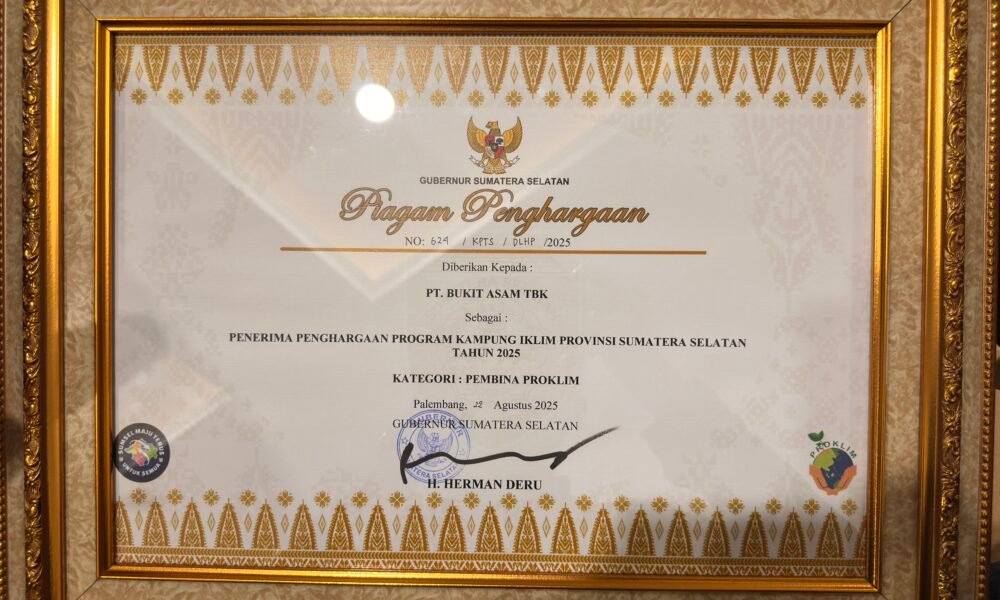 Dukung Aksi Iklim Berkelanjutan, PTBA Raih Penghargaan Pembina Desa Proklim 2025
