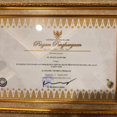 Dukung Aksi Iklim Berkelanjutan, PTBA Raih Penghargaan Pembina Desa Proklim 2025
