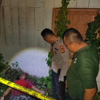 Warga Bukit Lama Palembang Geger, Pria Paruh Baya Ditemukan Meninggal di Rumah Kosong Petugas kepolisian saat melakukan olah tempat kejadian perkara (TKP) di pekarangan rumah kosong di Jalan Putri Rambut Selako, Kelurahan Bukit Lama, Kecamatan Ilir Barat I Palembang, lokasi ditemukannya seorang pria paruh baya dalam kondisi meninggal dunia, Minggu (4/1/2026) malam.