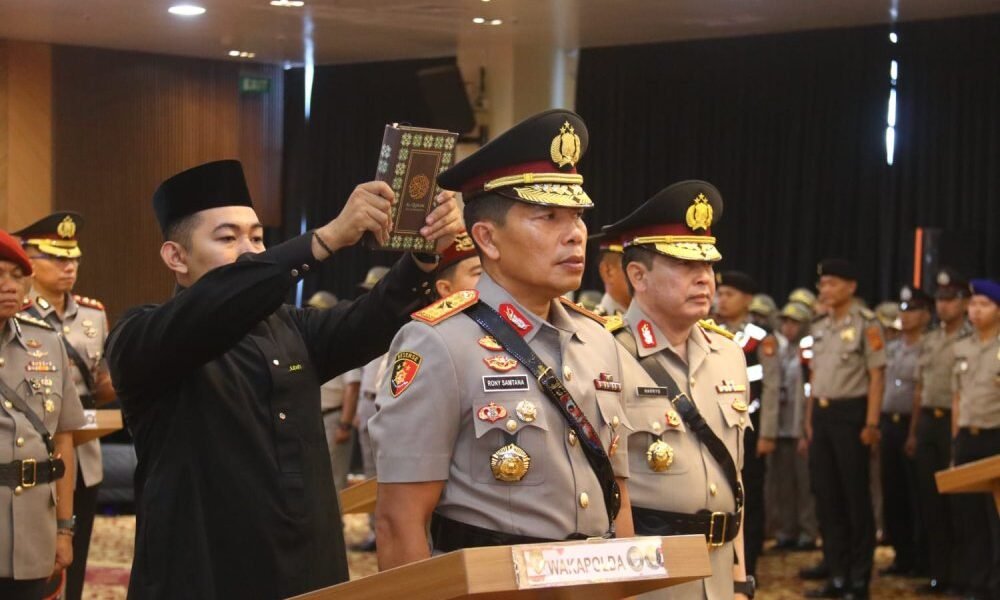 Kapolda Sumsel Irjen Pol Andi Rian R Djajadi SIK MH memimpin upacara Serah Terima Jabatan (Sertijab) Wakapolda Sumsel, Pejabat Utama Polda Sumsel serta Kapolres jajaran, yang digelar di Mapolda Sumsel, Senin (5/1/2026).