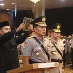 Kapolda Sumsel Irjen Pol Andi Rian R Djajadi SIK MH memimpin upacara Serah Terima Jabatan (Sertijab) Wakapolda Sumsel, Pejabat Utama Polda Sumsel serta Kapolres jajaran, yang digelar di Mapolda Sumsel, Senin (5/1/2026).