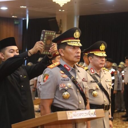 Kapolda Sumsel Pimpin Sertijab Wakapolda dan Sejumlah Pejabat Utama Polda Sumsel Kapolda Sumsel Irjen Pol Andi Rian R Djajadi SIK MH memimpin upacara Serah Terima Jabatan (Sertijab) Wakapolda Sumsel, Pejabat Utama Polda Sumsel serta Kapolres jajaran, yang digelar di Mapolda Sumsel, Senin (5/1/2026).