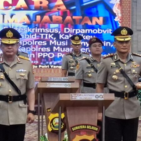 Resmi! Kapolrestabes Palembang Berganti, Kombes Pol Sonny Mahar Budi Gantikan Brigjen Harryo Kapolda Sumsel Irjen Pol Andi Rian Ryacudu Djajadi memimpin langsung serah terima jabatan dari Brigjen Pol Harryo Sugihhartono kepada Kombes Pol Sonny Mahar Budi.