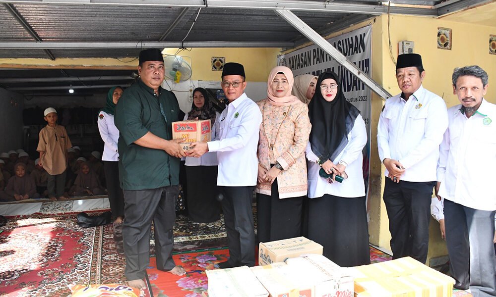 Kakanwil Kemenag Sumsel Syafitri Irwan didampingi Ketua DWP Emilia Syafitri Irwan menyerahkan bantuan sembako kepada anak-anak Panti Asuhan Anugerah Pelita Indah di Kota Palembang, Senin (05/01/2026).