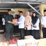 Kakanwil Kemenag Sumsel Syafitri Irwan didampingi Ketua DWP Emilia Syafitri Irwan menyerahkan bantuan sembako kepada anak-anak Panti Asuhan Anugerah Pelita Indah di Kota Palembang, Senin (05/01/2026).