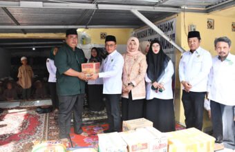 Kakanwil Kemenag Sumsel Syafitri Irwan didampingi Ketua DWP Emilia Syafitri Irwan menyerahkan bantuan sembako kepada anak-anak Panti Asuhan Anugerah Pelita Indah di Kota Palembang, Senin (05/01/2026).