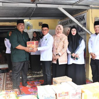 Kakanwil Kemenag Sumsel Syafitri Irwan didampingi Ketua DWP Emilia Syafitri Irwan menyerahkan bantuan sembako kepada anak-anak Panti Asuhan Anugerah Pelita Indah di Kota Palembang, Senin (05/01/2026).