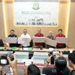 Tim Penyidik Bidang Tindak Pidana Khusus Kejaksaan Tinggi Sumatera Selatan menunjukkan barang bukti uang hasil penyitaan dan penitipan pengembalian kerugian keuangan negara dalam perkara dugaan tindak pidana korupsi pemberian fasilitas kredit bank pemerintah kepada PT BSS dan PT SAL, dengan total nilai mencapai Rp616,5 miliar.