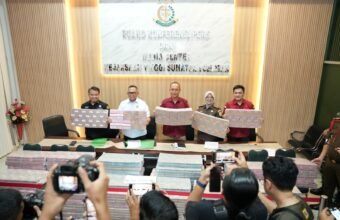 Tim Penyidik Bidang Tindak Pidana Khusus Kejaksaan Tinggi Sumatera Selatan menunjukkan barang bukti uang hasil penyitaan dan penitipan pengembalian kerugian keuangan negara dalam perkara dugaan tindak pidana korupsi pemberian fasilitas kredit bank pemerintah kepada PT BSS dan PT SAL, dengan total nilai mencapai Rp616,5 miliar.