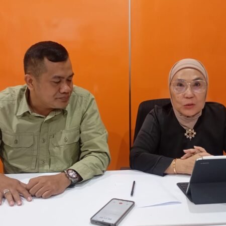 Penasihat hukum korban, Adv Hj Titis Rachmawati, SH MH CLA menilai menonaktifkan oknum dosen tersebut merupakan hal yang mendesak dan harus segera ditindaklanjuti.