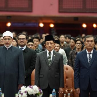 Menag Nasaruddin Umar: Merusak Lingkungan Berarti Menyimpang dari Hakikat Ibadah Menag Nasaruddin Umar menegaskan pentingnya menjaga lingkungan sebagai bagian dari tanggung jawab keagamaan saat berbicara di forum internasional Al-Azhar, Kairo.