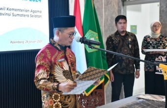 Kakanwil Kemenag Sumsel Syafitri Irwan melantik dan mengambil sumpah jabatan Pejabat Manajerial, Non-Manajerial, serta PPPK di Aula Kanwil Kemenag Sumsel, Kamis (29/1/2026).