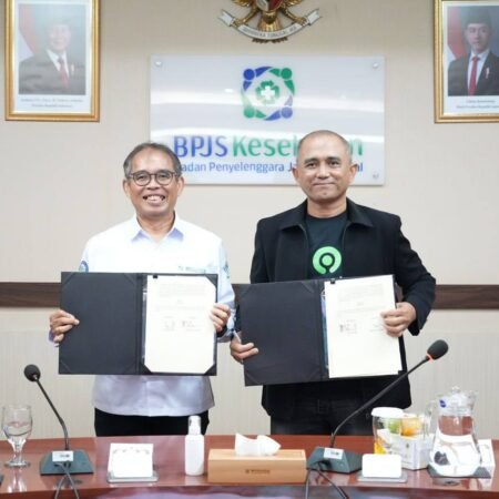 BPJS Kesehatan Gandeng Gojek, Pengemudi Kini Lebih Tenang Soal Jaminan Kesehatan Penandatanganan kerja sama antara BPJS Kesehatan dan PT GoTo Gojek Tokopedia Tbk dalam memperkuat perlindungan jaminan kesehatan bagi pengemudi mitra Gojek melalui Program JKN, Senin (12/1).