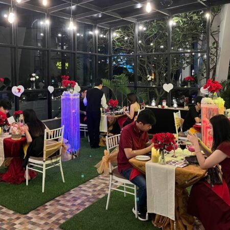 Rayakan Hari Valentine dengan suasana romantis, hidangan istimewa, dan alunan live music di ASTON Palembang, 14 Februari 2026.