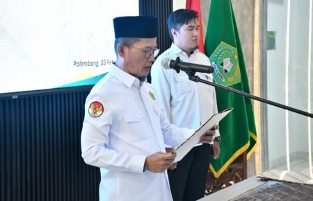 Kakanwil Kemenag Sumsel Syafitri Irwan saat melantik dan mengambil sumpah jabatan lima Kepala Madrasah dan dua pejabat fungsional di Aula Kanwil Kemenag Sumsel, Selasa (03/02/2026).