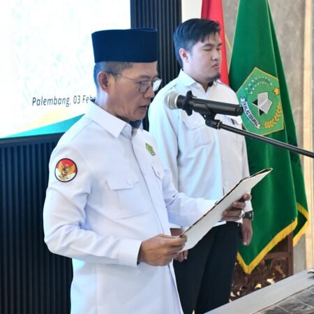 Kakanwil Kemenag Sumsel Syafitri Irwan saat melantik dan mengambil sumpah jabatan lima Kepala Madrasah dan dua pejabat fungsional di Aula Kanwil Kemenag Sumsel, Selasa (03/02/2026).