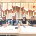 Direktur Jagok Law Office (JLO) Sumsel Prengky Adiatmo, SH, bersama tim kuasa hukum dan pelapor Epen Dalilah saat memberikan keterangan kepada awak media terkait perkembangan kasus dugaan Haji Furoda bodong PT SAJ.