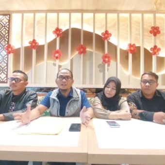 Polda Sumsel Tetapkan 3 Tersangka Kasus Dugaan Haji Furoda Bodong PT SAJ Direktur Jagok Law Office (JLO) Sumsel Prengky Adiatmo, SH, bersama tim kuasa hukum dan pelapor Epen Dalilah saat memberikan keterangan kepada awak media terkait perkembangan kasus dugaan Haji Furoda bodong PT SAJ.