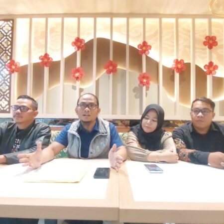 Direktur Jagok Law Office (JLO) Sumsel Prengky Adiatmo, SH, bersama tim kuasa hukum dan pelapor Epen Dalilah saat memberikan keterangan kepada awak media terkait perkembangan kasus dugaan Haji Furoda bodong PT SAJ.