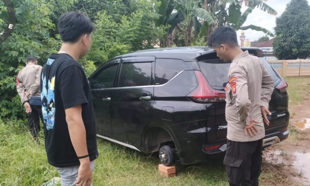 Parkir di Depan Rumah 4 Ban Mobil Plus Velgnya Raib Digondol Maling, Diganjal Batu Bata