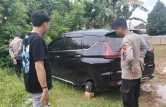 Parkir di Depan Rumah 4 Ban Mobil Plus Velgnya Raib Digondol Maling, Diganjal Batu Bata