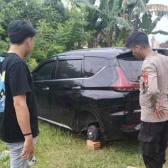 Parkir di Depan Rumah 4 Ban Mobil Plus Velgnya Raib Digondol Maling, Diganjal Batu Bata Parkir di Depan Rumah 4 Ban Mobil Plus Velgnya Raib Digondol Maling, Diganjal Batu Bata