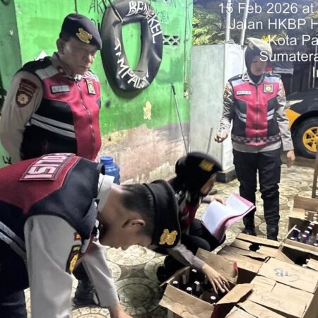 Operasi Pekat Musi 2026 Jelang Ramadan, Polda Sumsel Amankan Ratusan Botol Miras Operasi Pekat Musi 2026 Jelang Ramadan, Polda Sumsel Amankan Ratusan Botol Miras dari Warung di Palembang